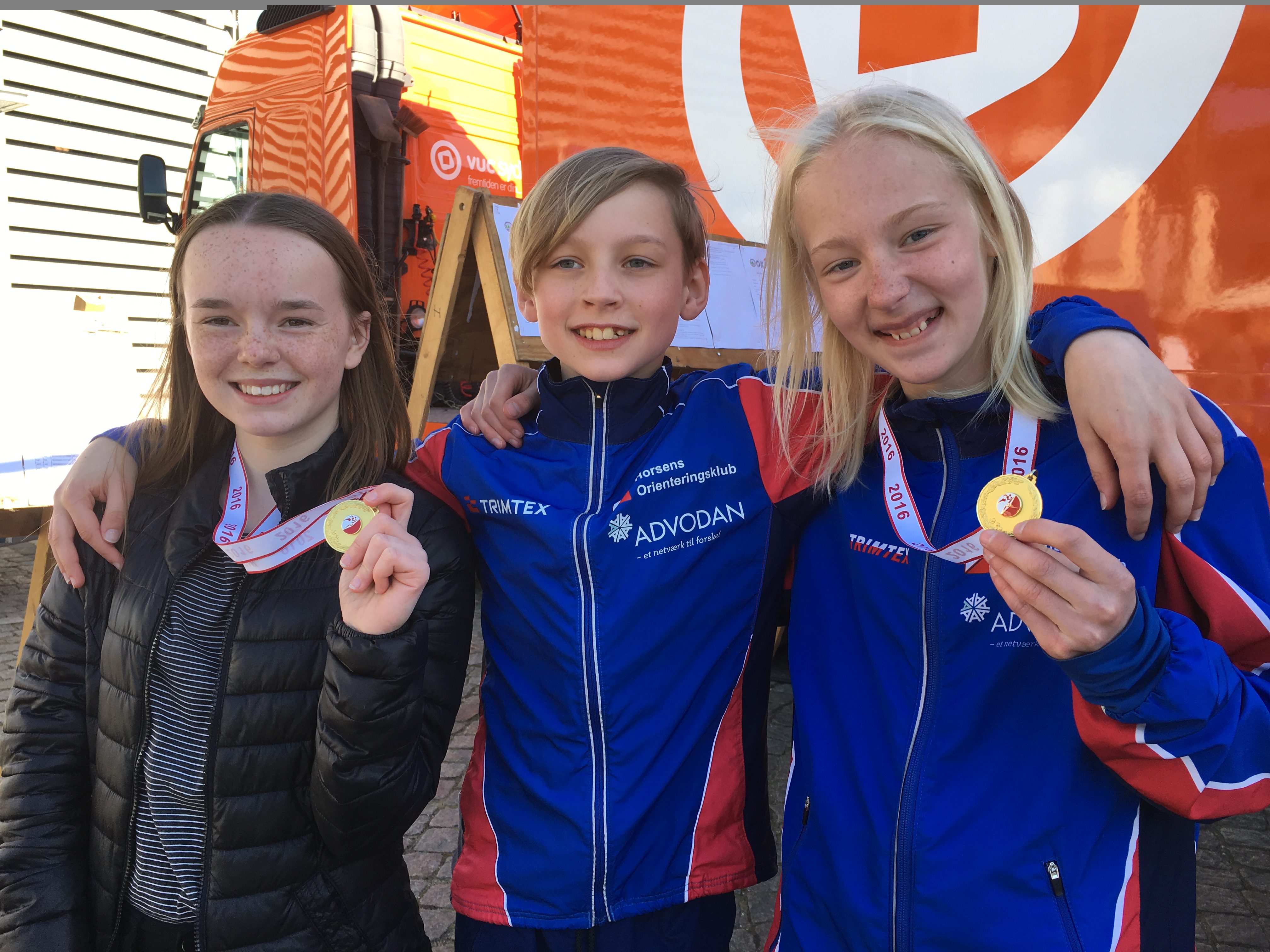 De glade medaljetagere i til sprinten i Haderslev. Fra venstre Rebecca Loft Thyssen, Jonas Kokholm og Theresa Skouboe